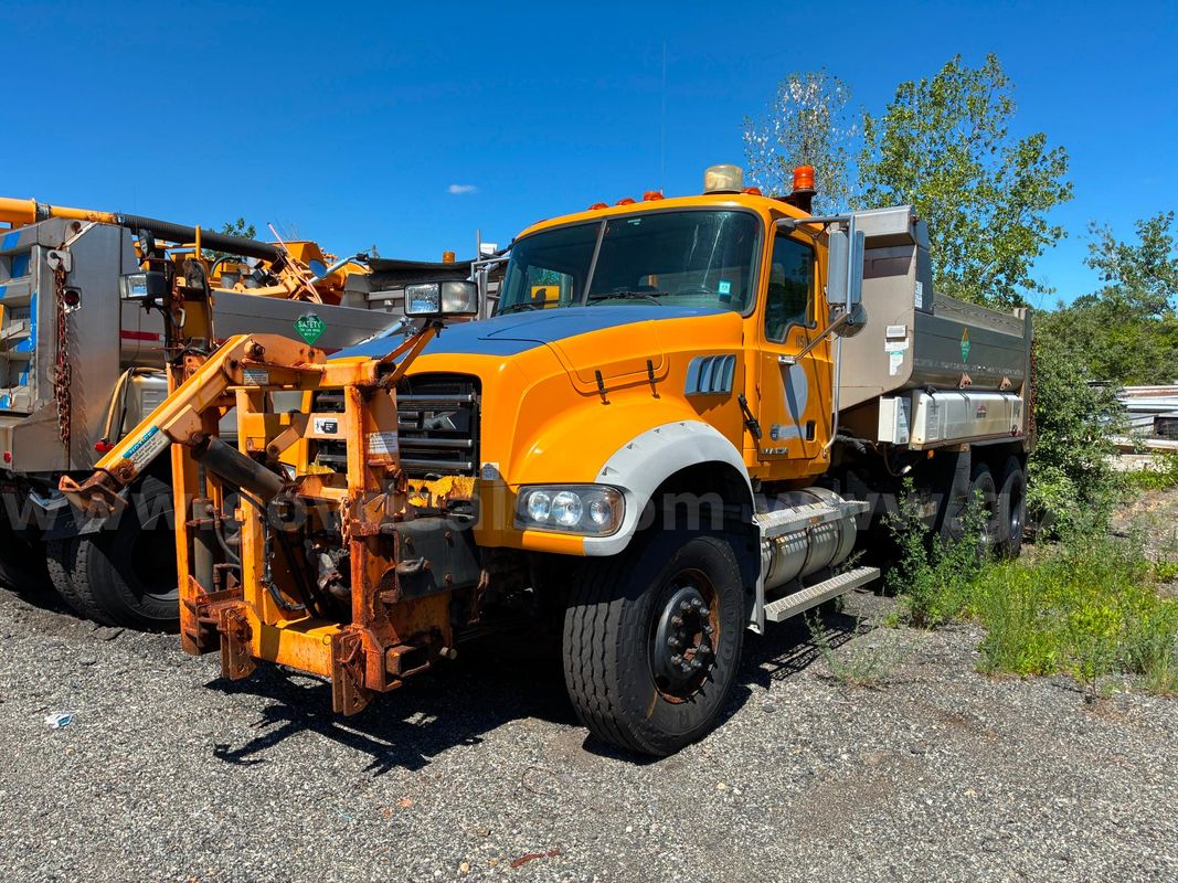 2011 Mack GU713 - Dump Truck