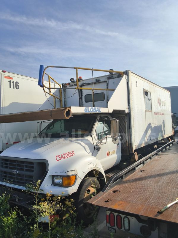 2000 Global BC-18-228 Cabin Service Lift Truck
