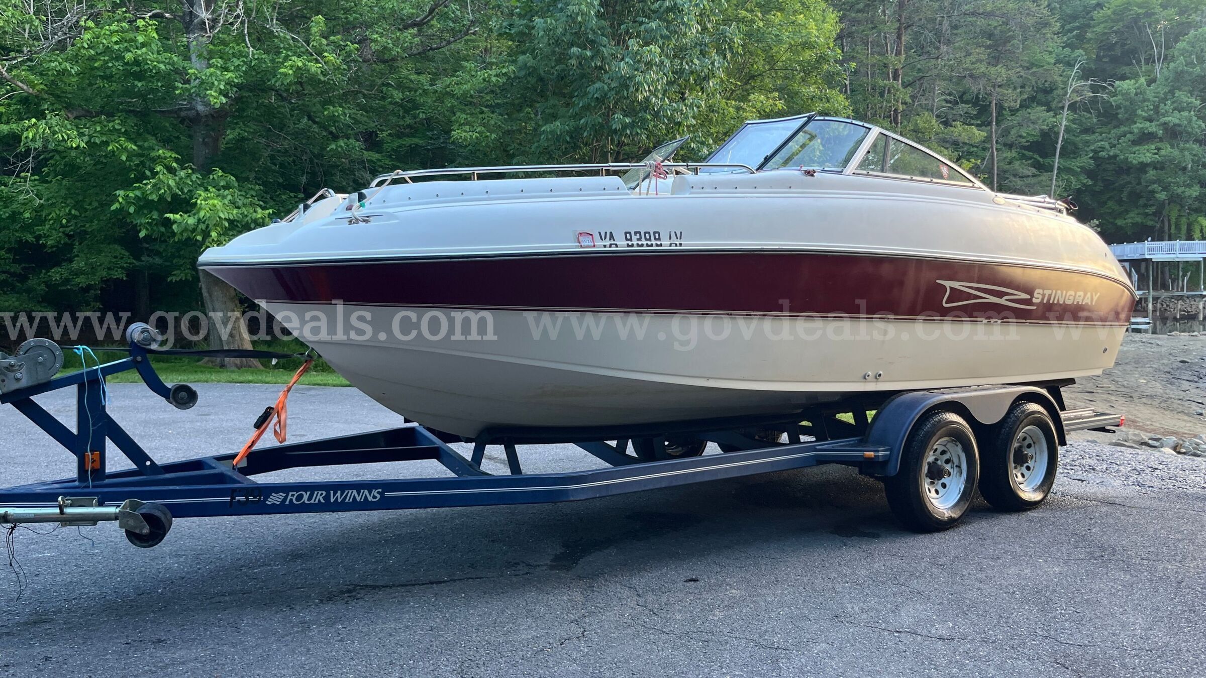 1998 Stingray 220 DS - Runs and Drives Great MerCruiser 240HP - Freshwater Boat