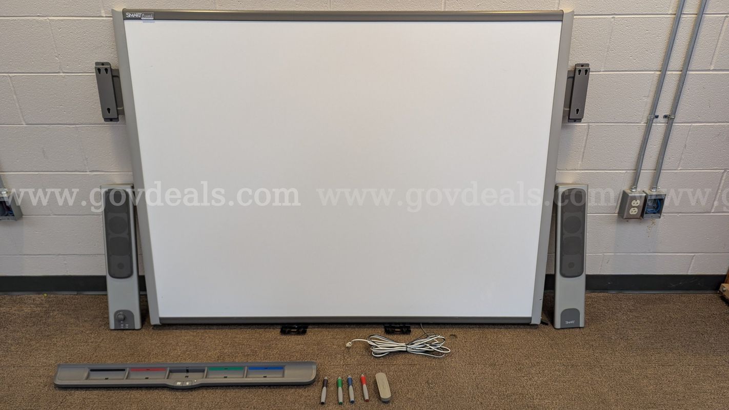 LOT of 5 SMART Smartboard SB680