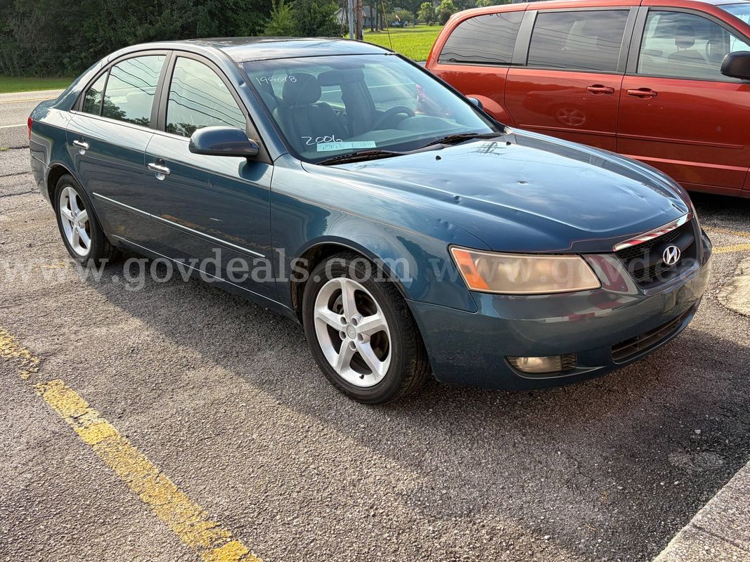 2006 Hyundai Sonata/Automatic - 3.3L V6 runs/drives - clean title