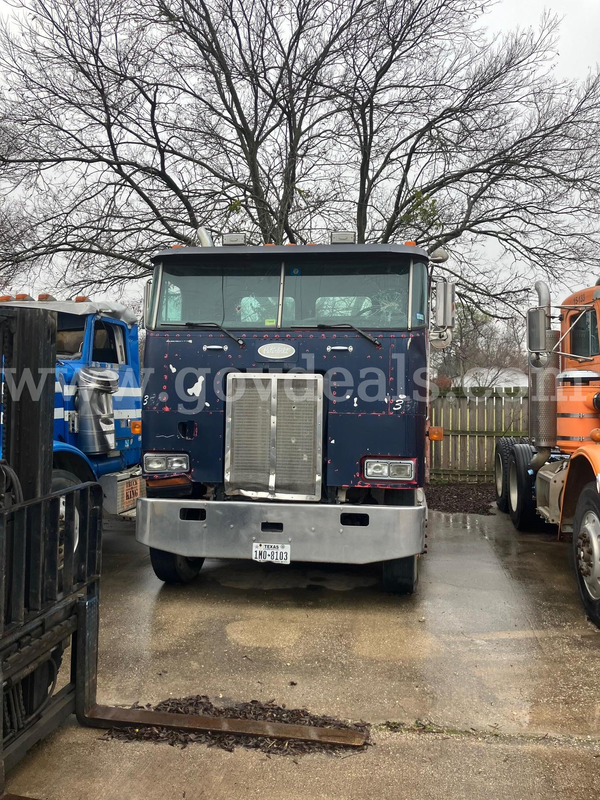 2000 Peterbilt 362. ***COE****. CABOVER