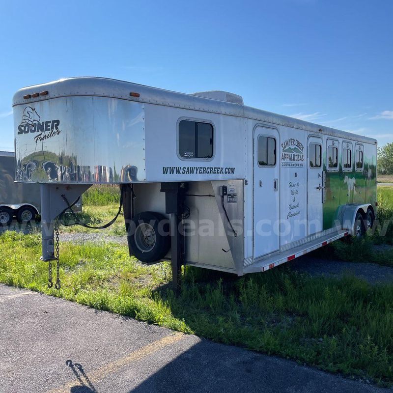 2003 32' Sooner 4 Horse Trailer with Living Quarters