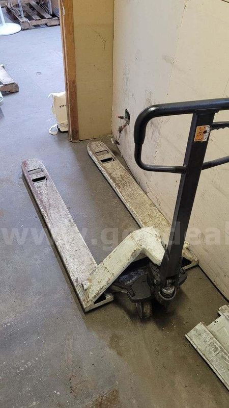 One non-functional pallet jack being sold as-is. MODEL # BR1500MS2