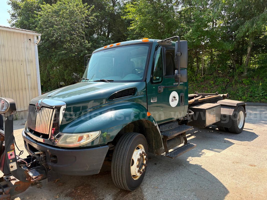 2005 International 4300 with Snow Plow