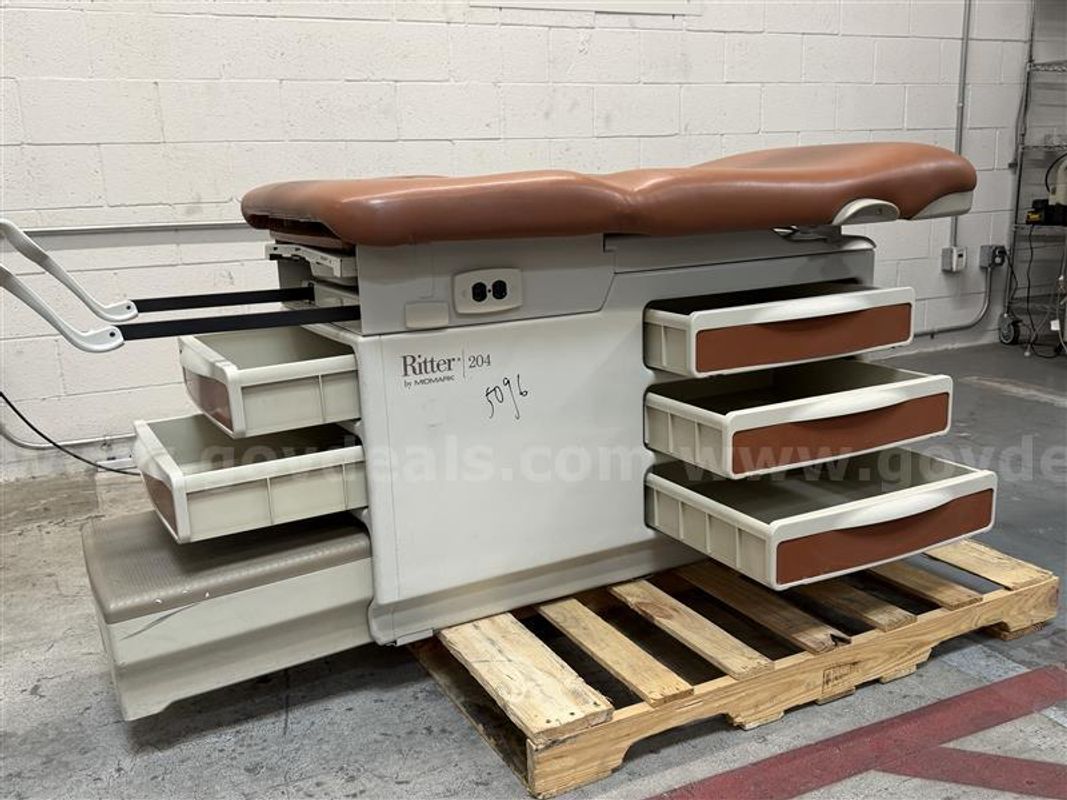 Ritter 204-001 Exam Table, Sn#V545096