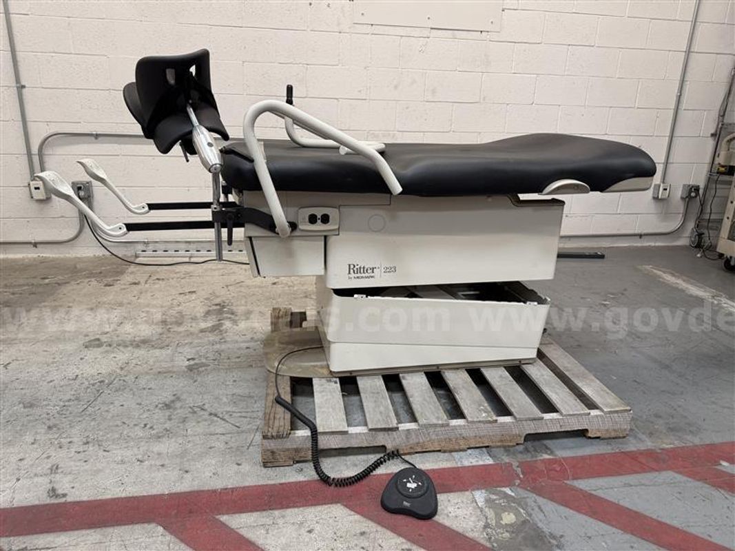 Ritter 223-016 Exam Table, Sn#V1883869