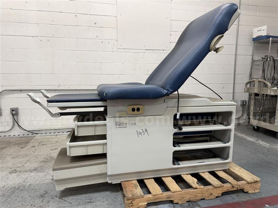 Ritter 204-001 Exam Table, Sn#V381434