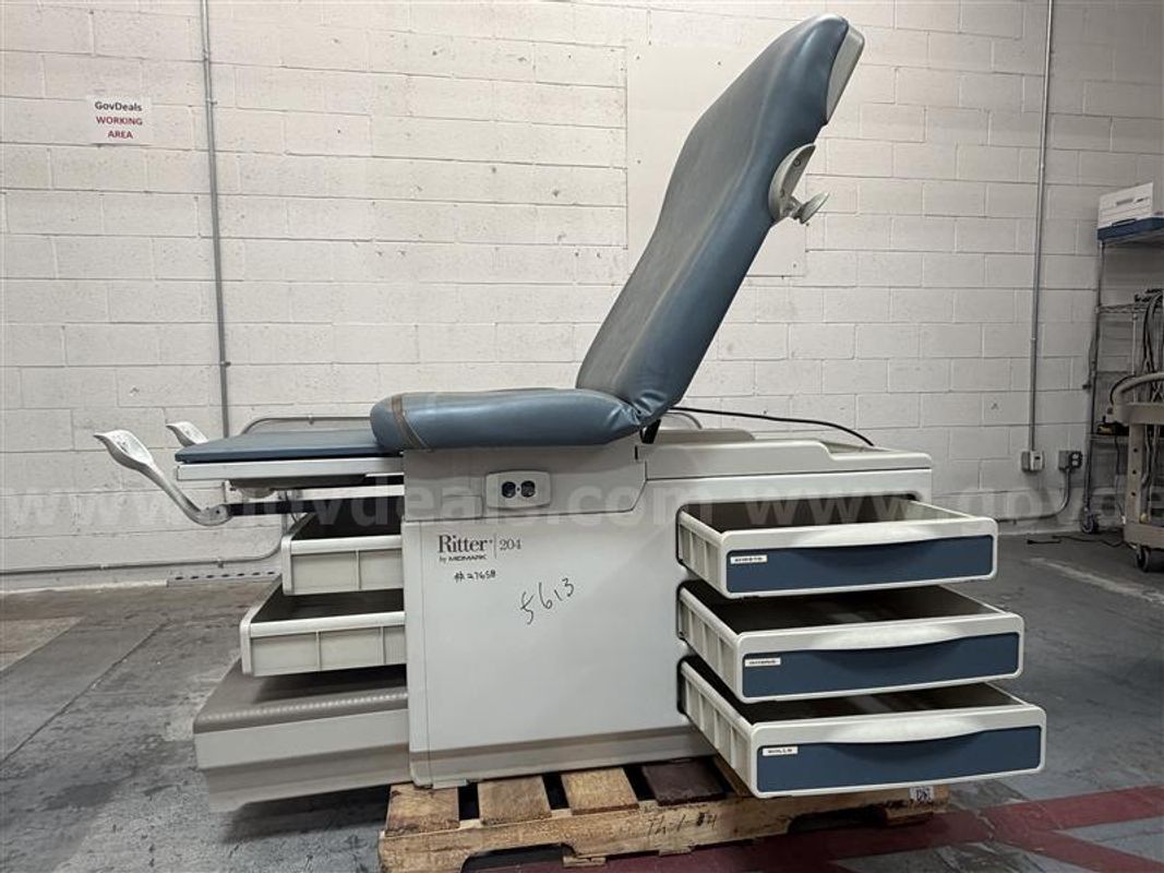 Ritter 204-001 Exam Table, Sn#V1025613