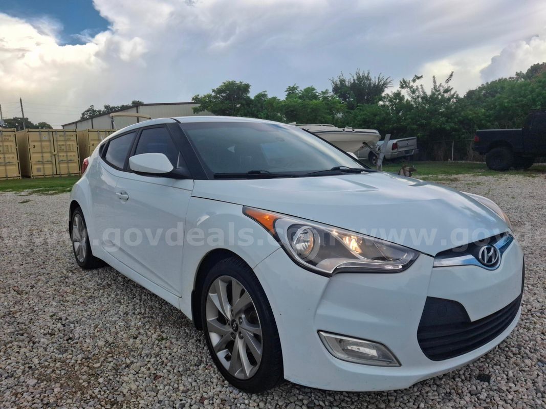 2017 Hyundai Veloster Base 6AT. Can arrange shipping, just pay the driver at delivery.