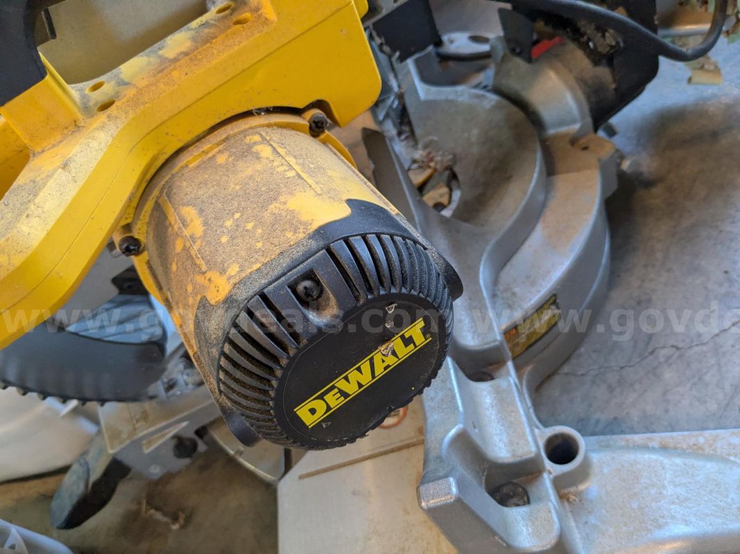 DeWalt DW715 12" Compound Miter Saw