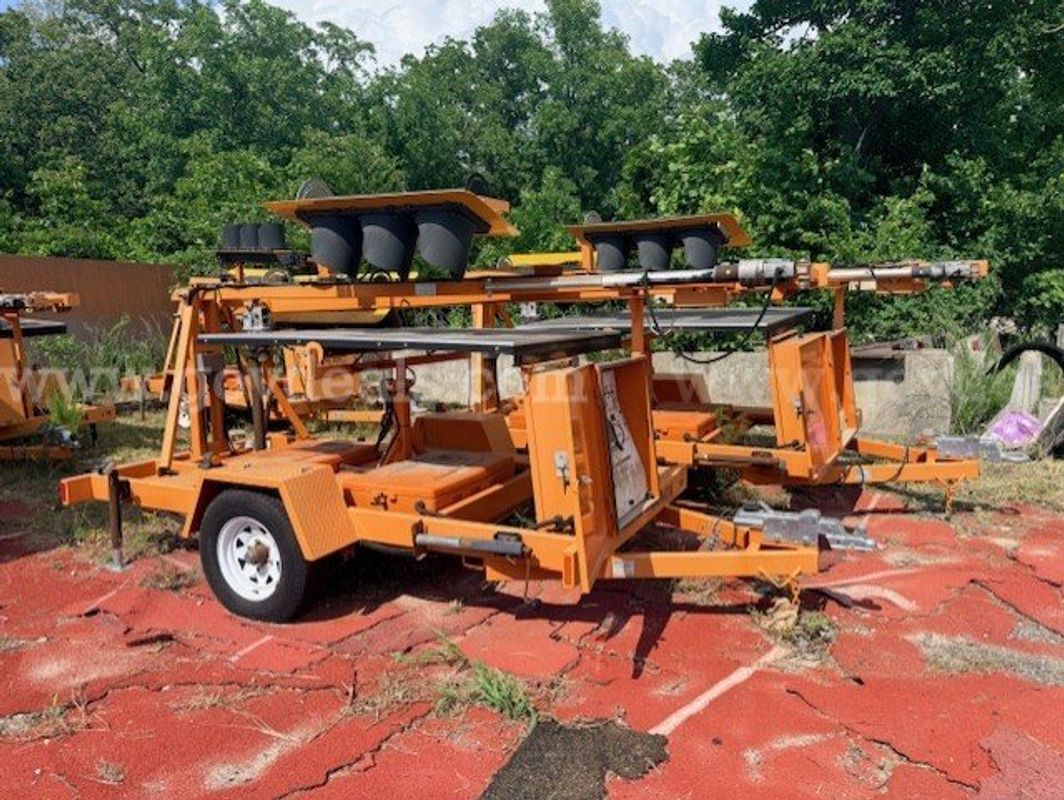 (4) Ver-Mac Trailer Mounted Traffic Light / Signals