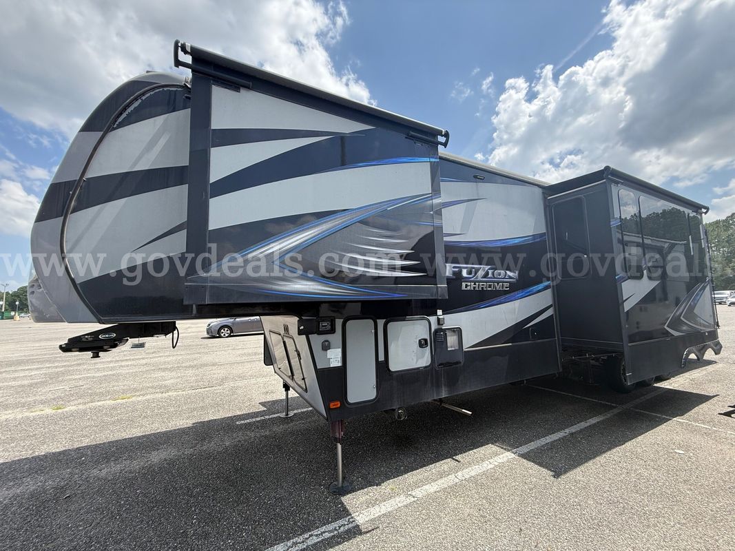 No Reserve Absolute Auction 2016 Keystone Fuzion 403 Chrome Toy Hauler Functional Generator Fueling Station Clean Title