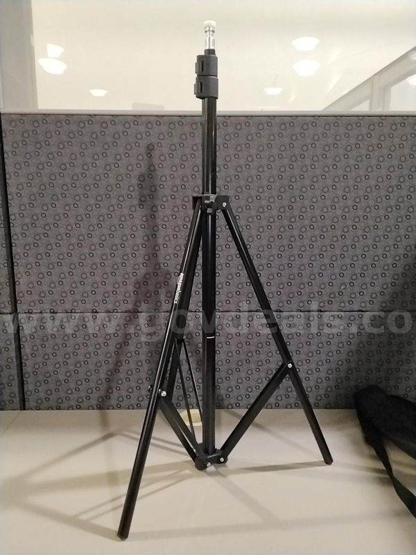 Amazon Basics Tripod
