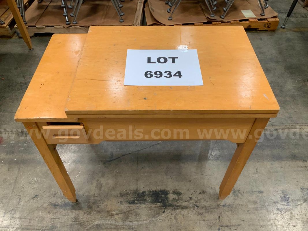 Sewing Machine w/Table