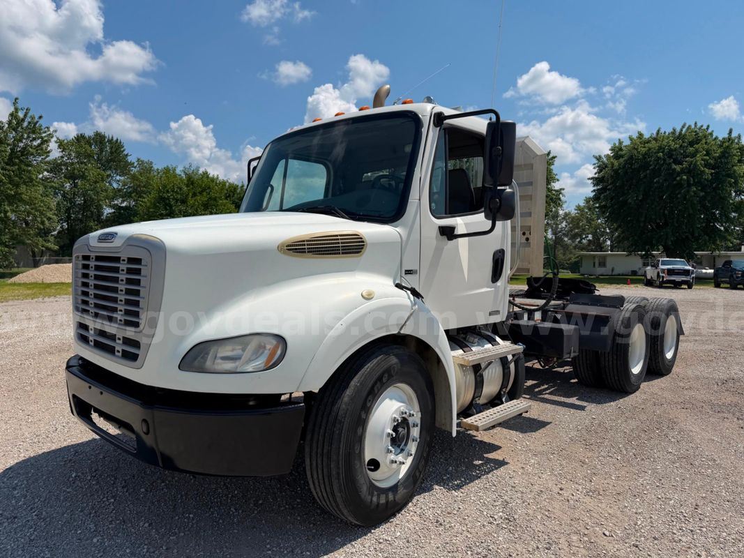 2011 Freightliner M2 112 DAY CAB SEMI TRUCK