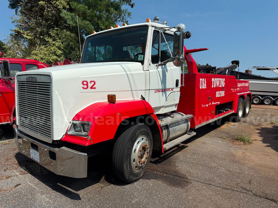 2000 Freightliner Tow Truck with Vulcan V50 Wrecker Bed