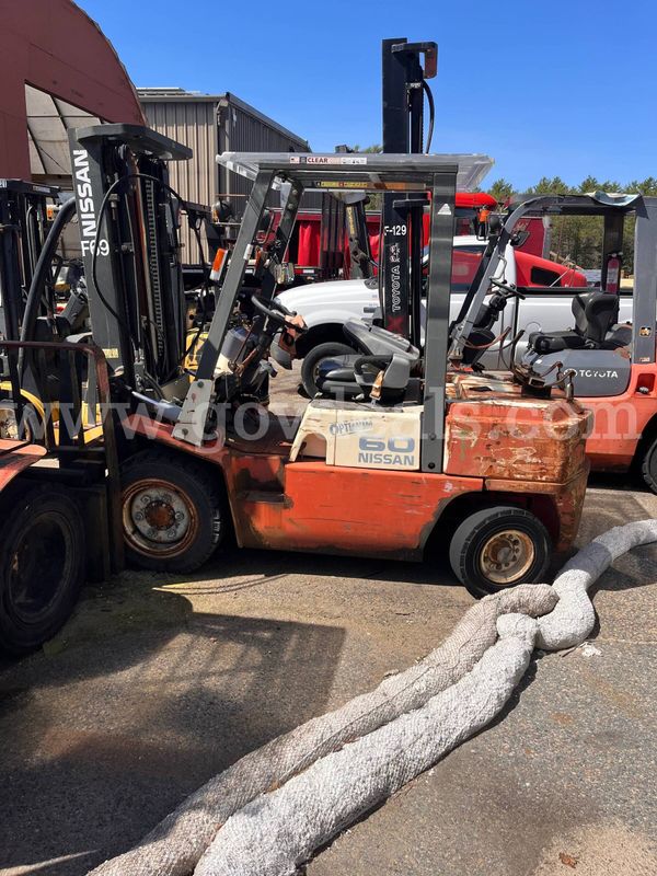 2004 Nissan UGJ02A30PV Pneumatic Tire Forklift-Inoperable