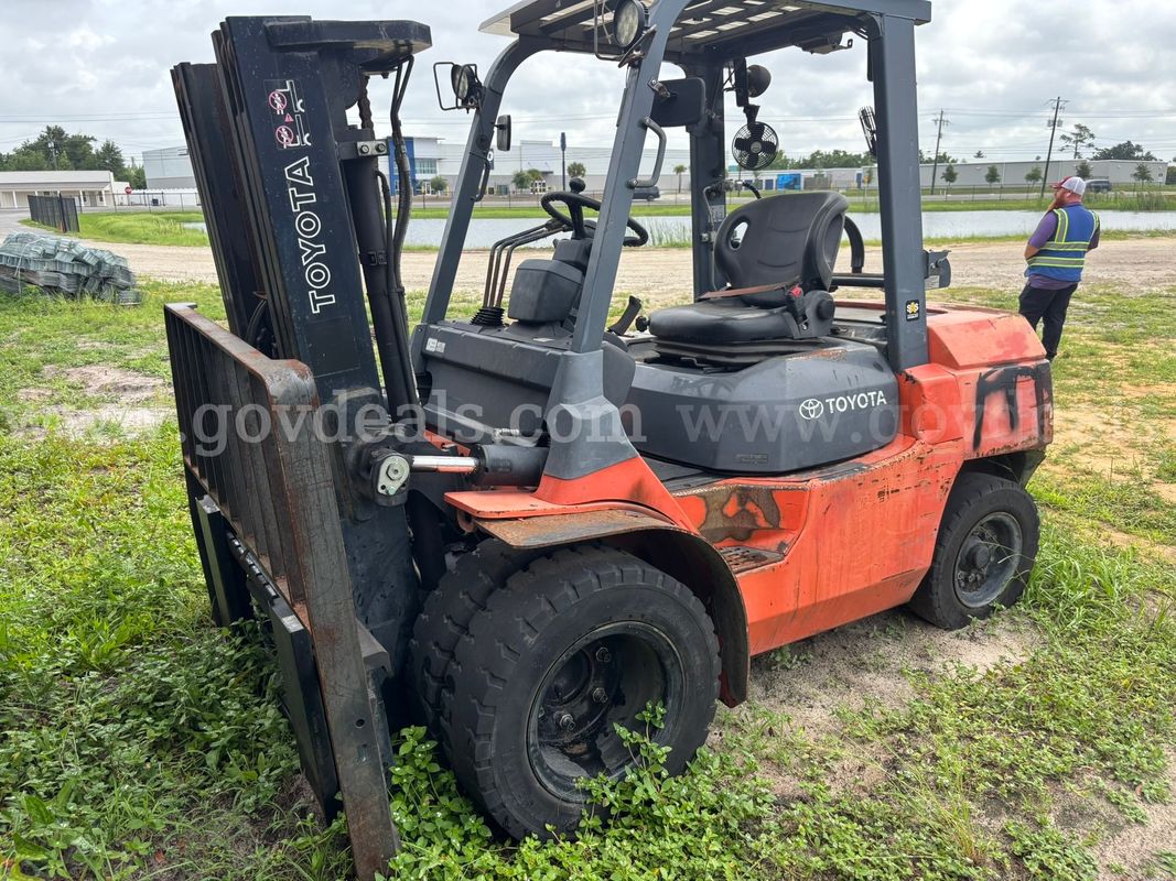 2013 Toyota 7FGU35 Pneumatic Tire Forklift - Inoperable