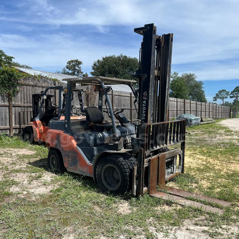 2017 Toyota 8FD40U Pneumatic Tire Forklift - Inoperable