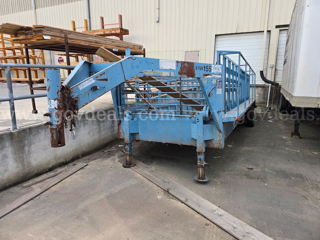 2001 Gooseneck 01 24 x 6 Ft 6 In. B8B1 Trailer-Inoperable