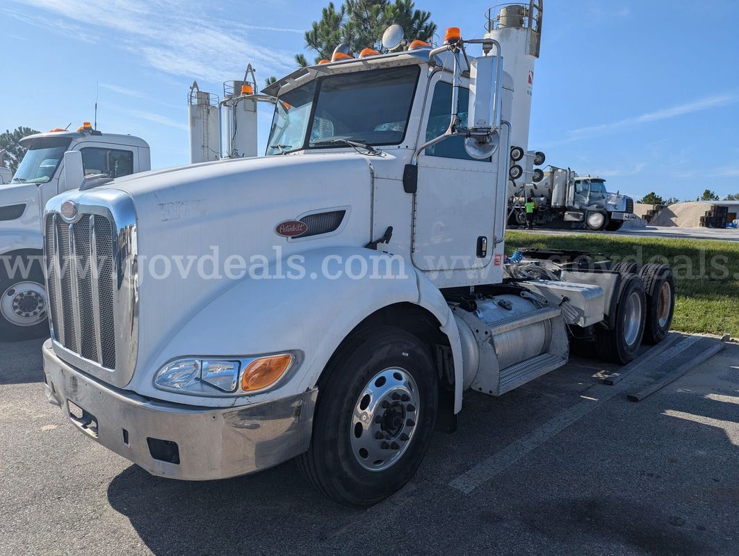 2010 Peterbilt 384 T/A Truck Tractor