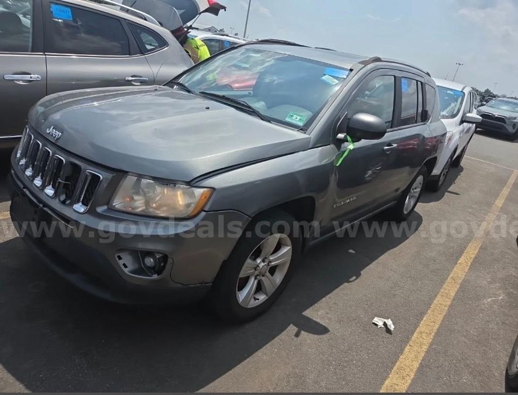 2012 Jeep Compass Sport Utility!! Great car for trips!