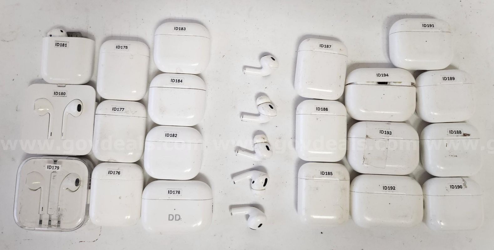 Lot of (25) Apple AirPods / Earbuds – Mixed Models – Mixed Conditions