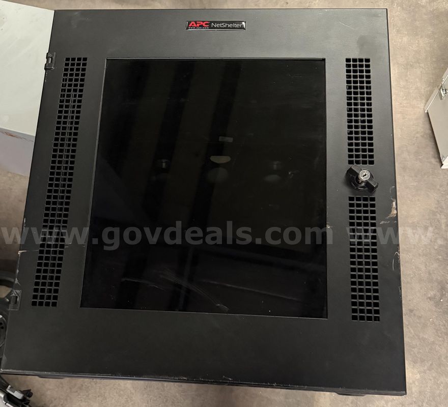 APC NetShelter rack wall mountable