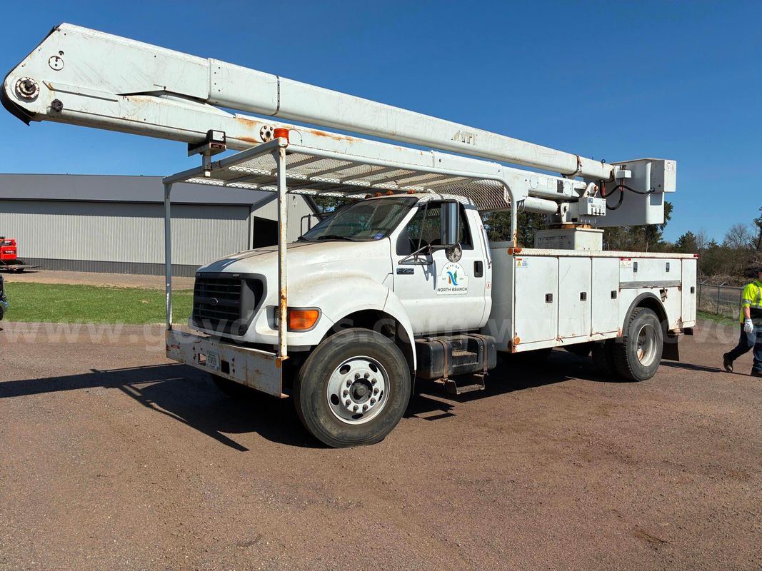 2001 Ford F750 XL Bucket Truck