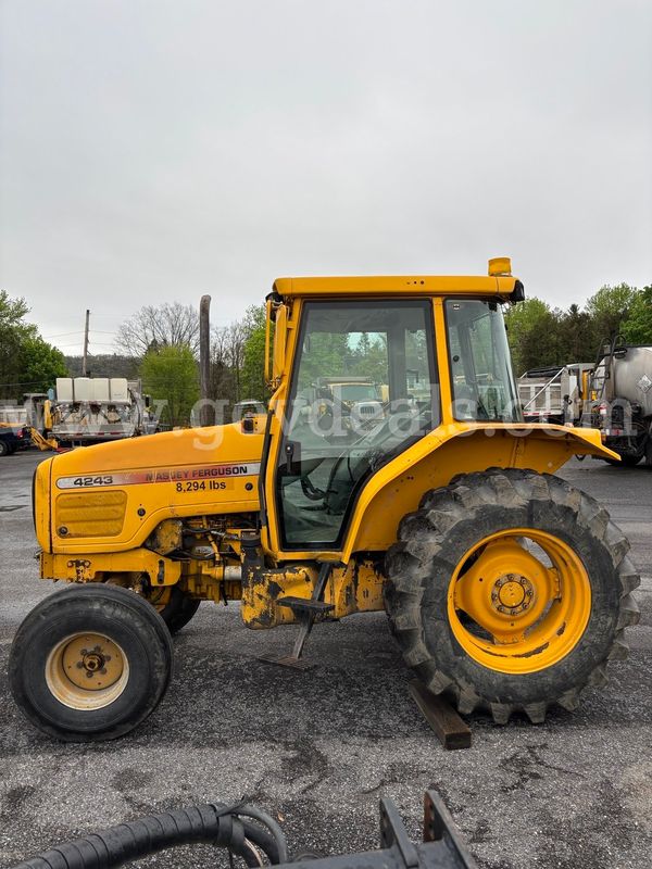 2000 Massey Ferguson MF4243 Tractor – Runs / Clutch Needed