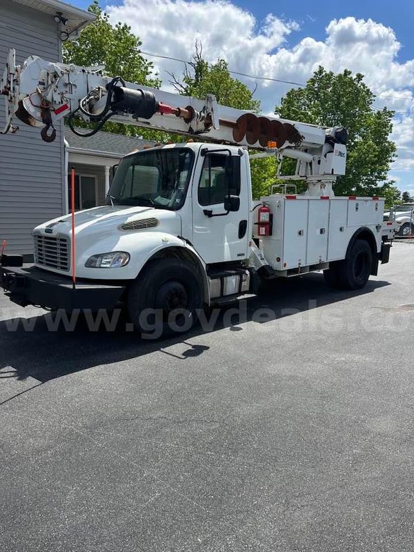 2011 Freightliner M2 106 Digger Derrick
