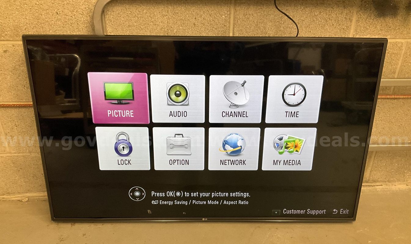 LG 49" LED TV (Model: 49LW340C) with Remote - Working Condition