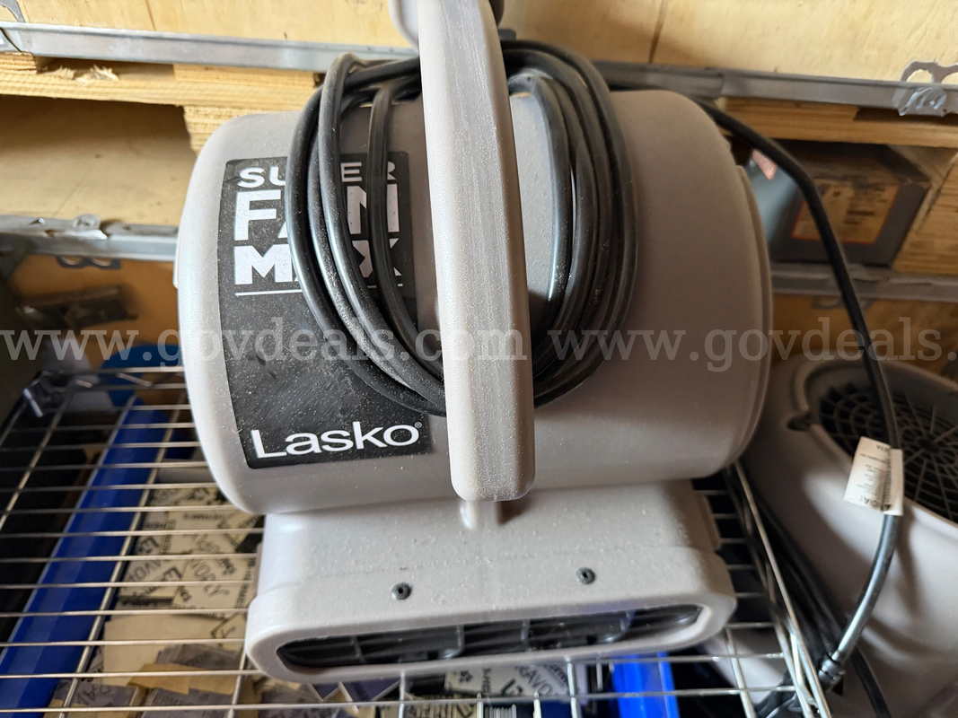 Lasko13.5 Super Fan Max 3-Speed Air Mover Floor Fan with Outlets,Grey *will ship* lightly used 3 Powerful, high-velocit