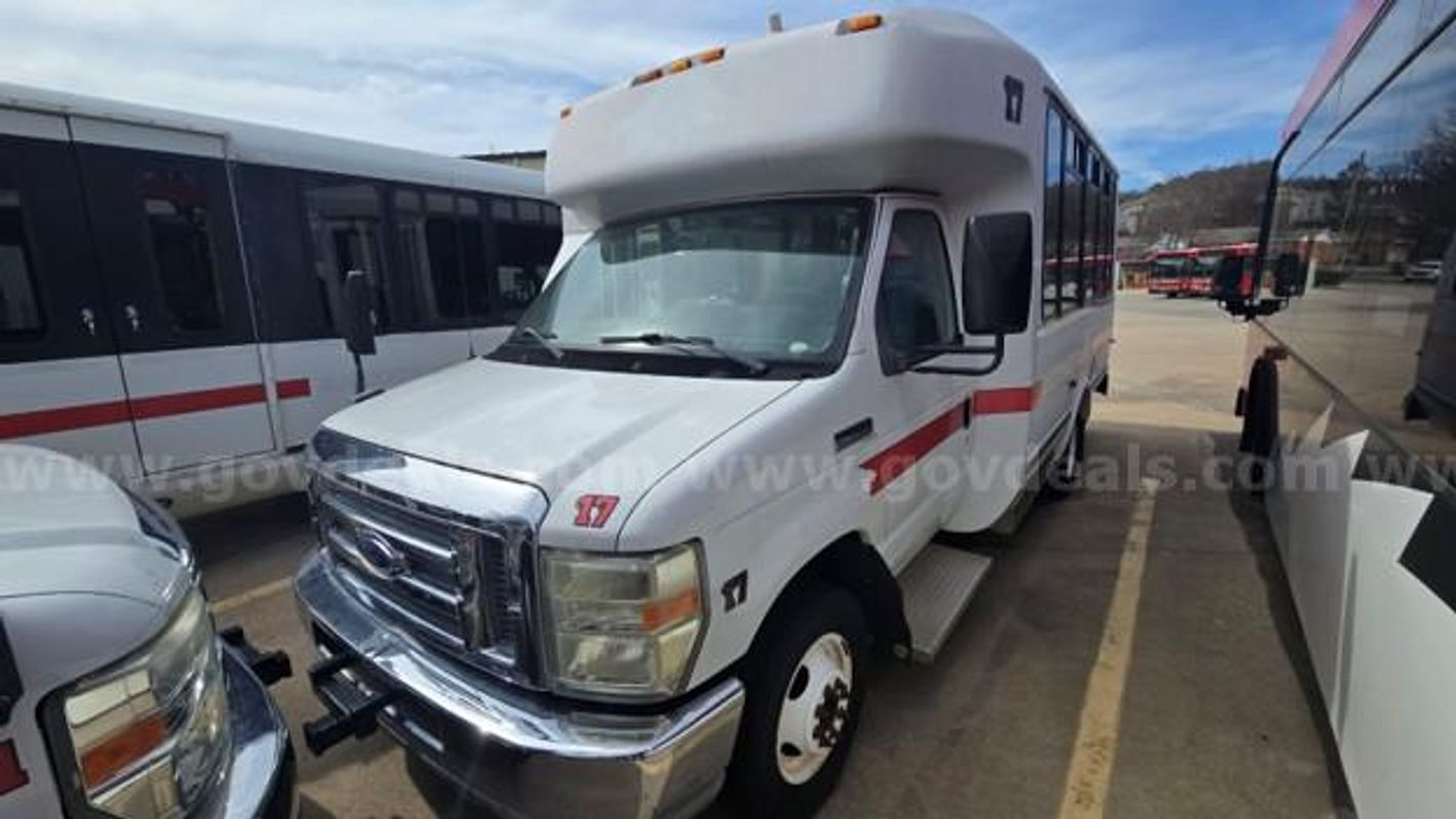 2010 Ford E350 Cutaway Van