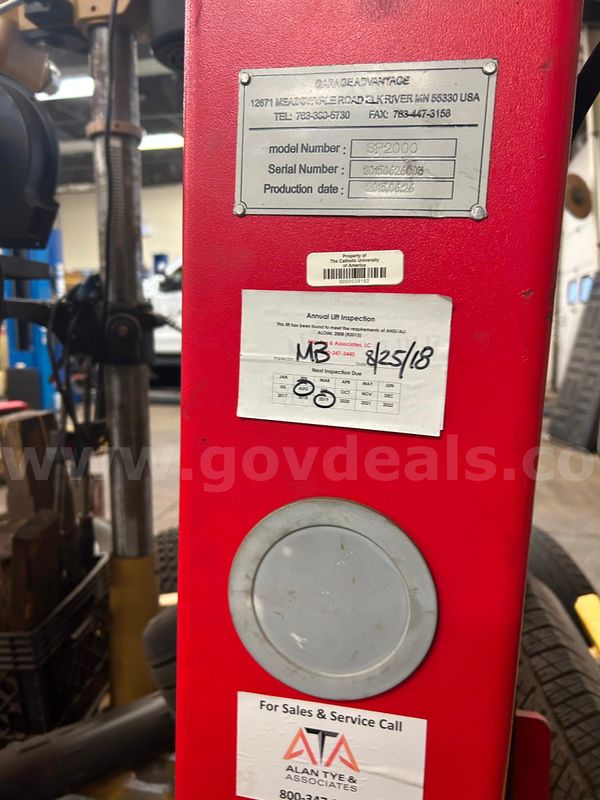 1, Red, Hydraulic, Vehicle Lift