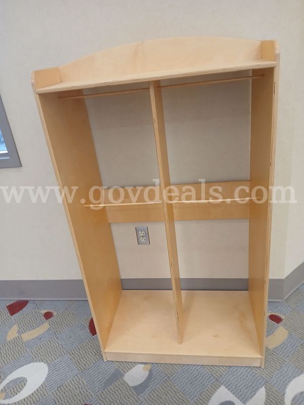 (1) Storage cabinet for hanging bag library items (Children's)
