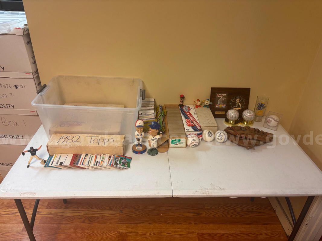 Lot of assorted old baseball cards and collectables.