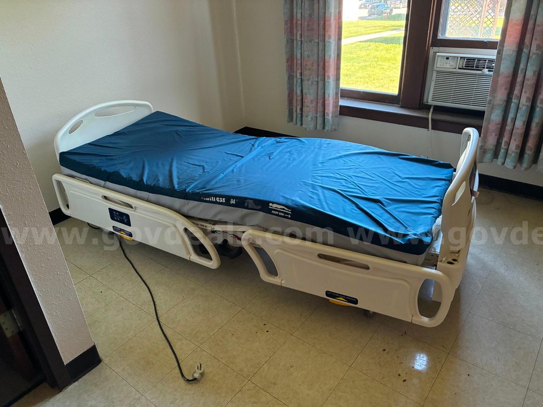 Lot of 5 hospital beds