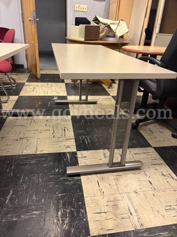(21) 2 x 5 Desk