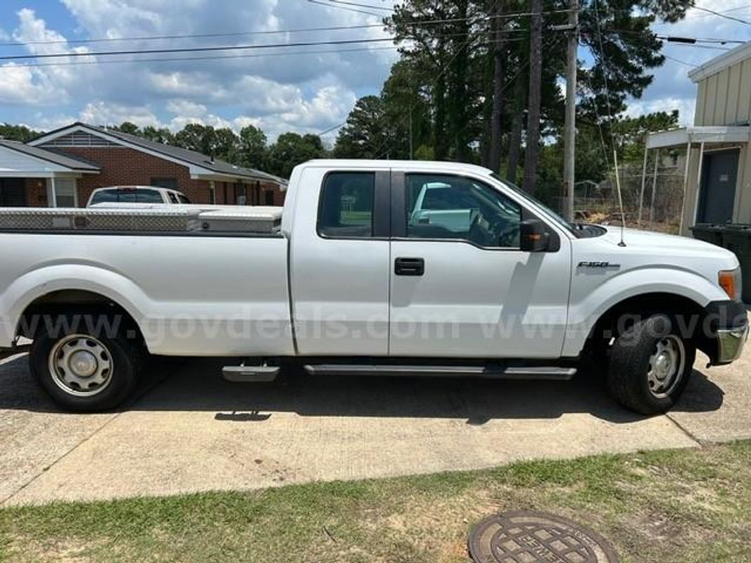 2010 Ford F-150 with Toolboxes and Lift Gate