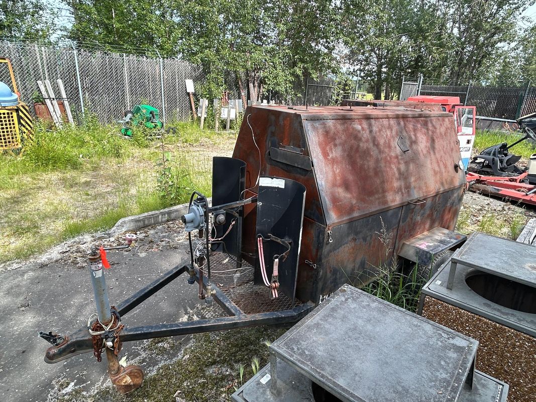Holstein Towable Pig Roaster with Diamond Plate Platform