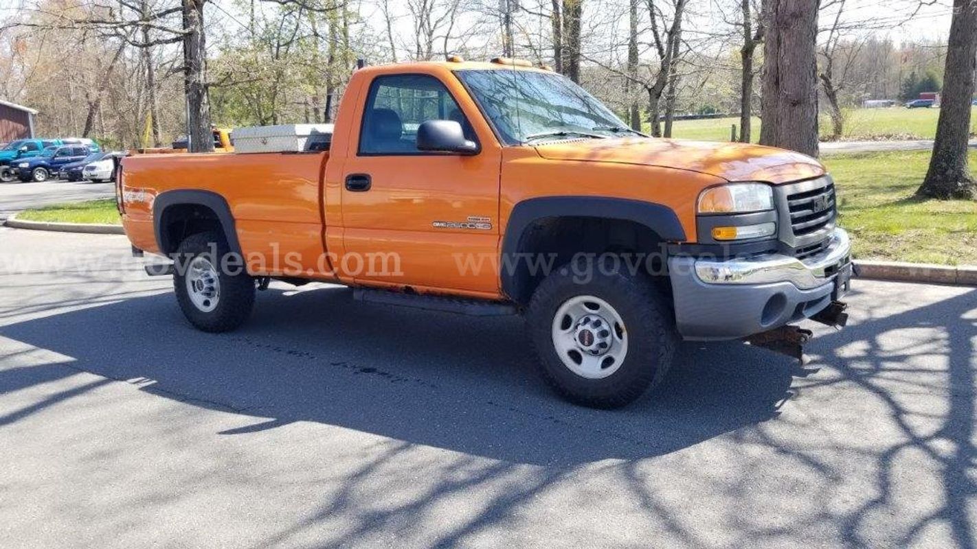 2005 GMC Sierra 2500HD Work Truck 4WD w/Lift Gate