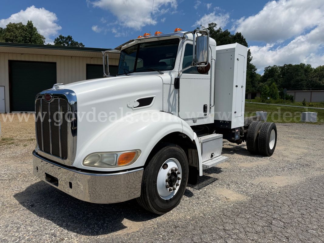 2013 Peterbilt 384 Chassis Truck