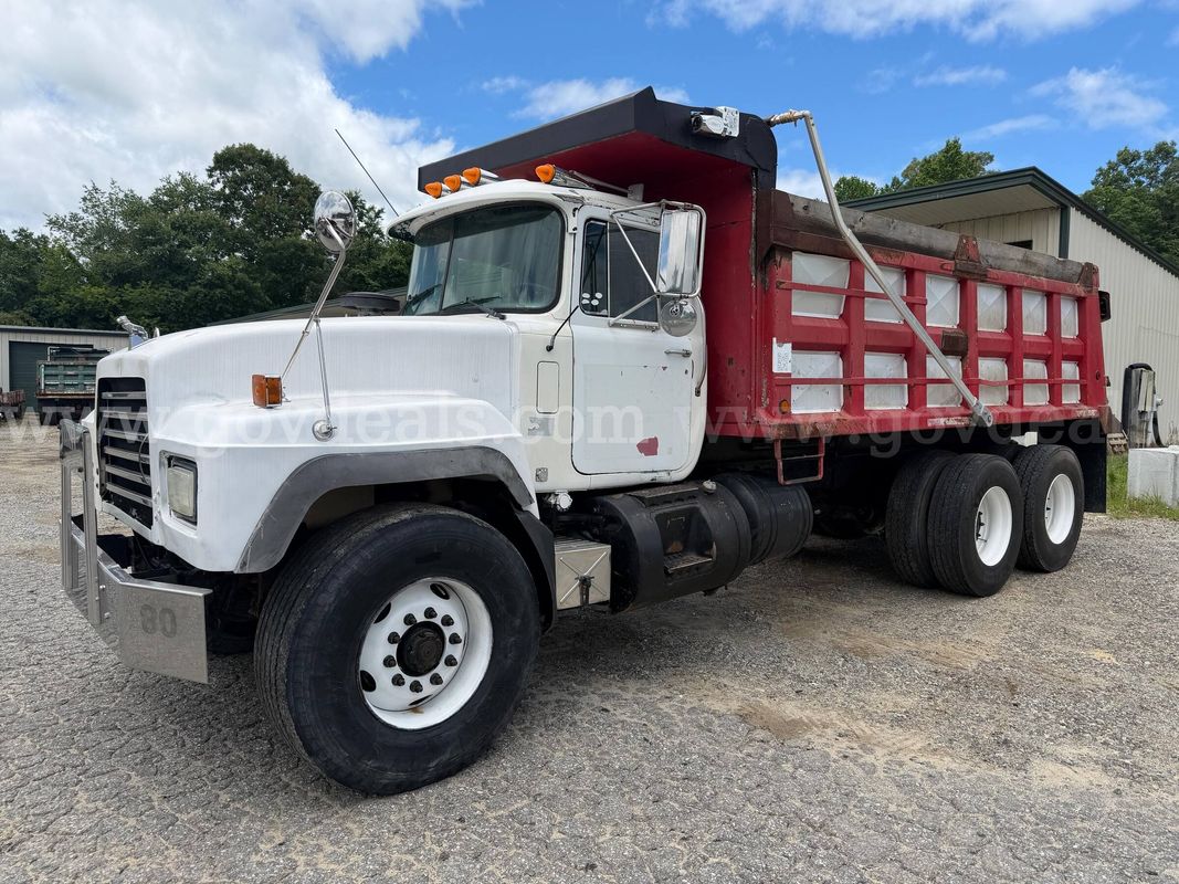 1999 Mack RD690S