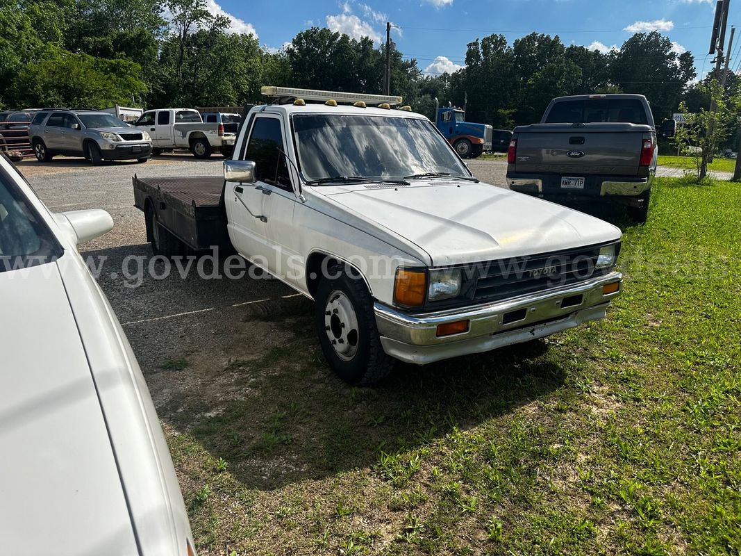 1988 Toyota pickup 2WD flatbed dually