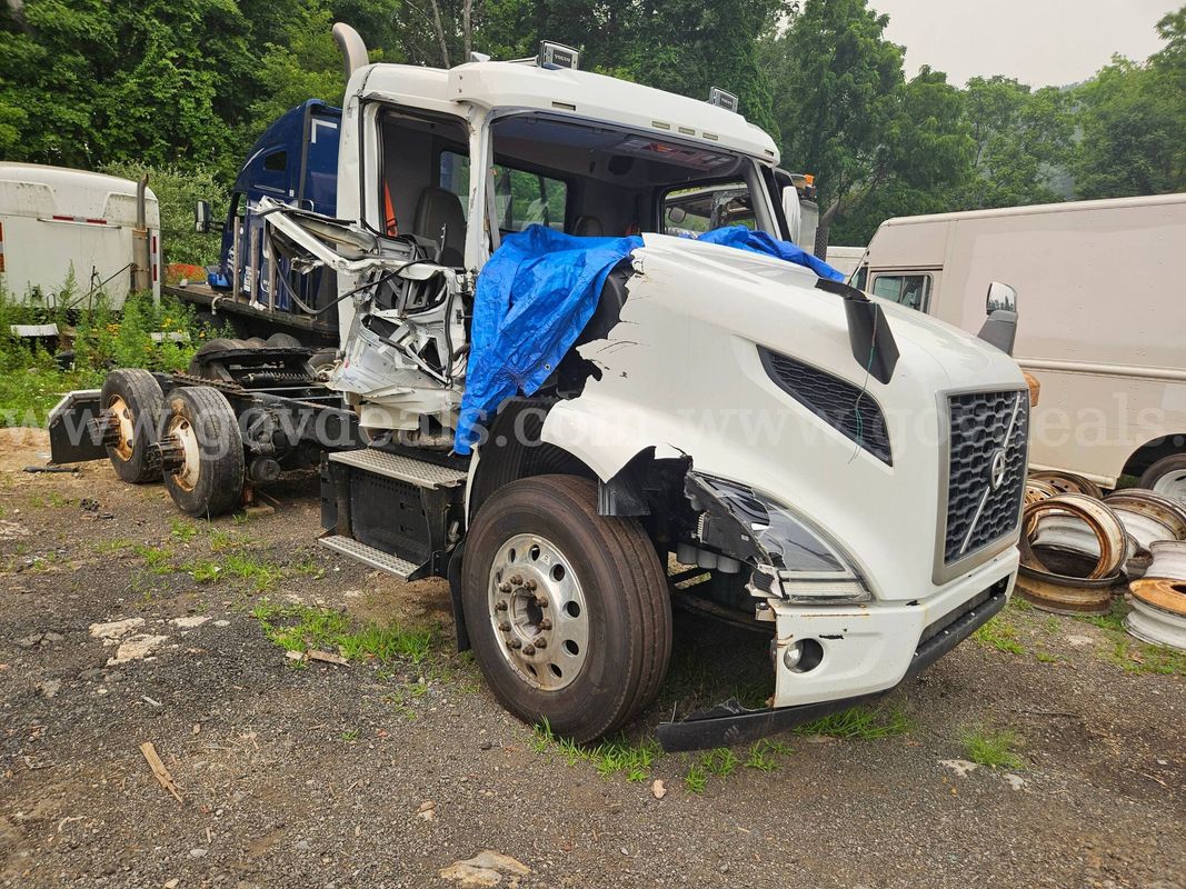 2018 Volvo VNR Tandem Axle Day Cab Parts Tractor