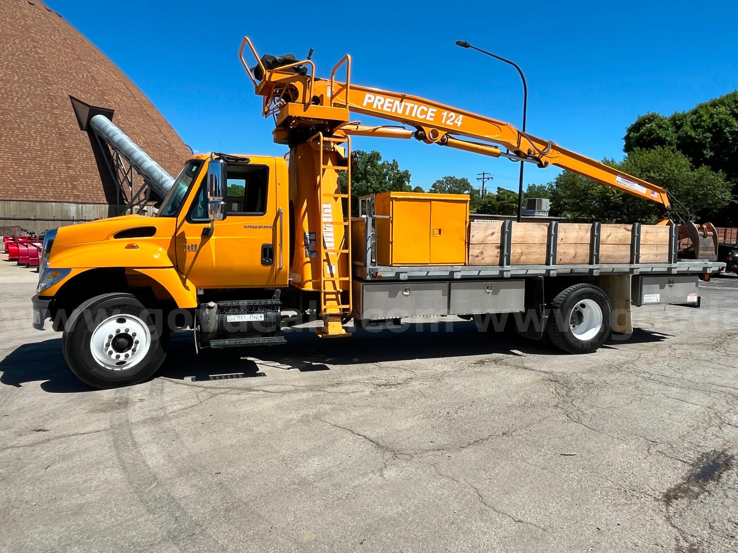 2005 International 7400 Log loader with Prentice Grapple and Gavinized bed