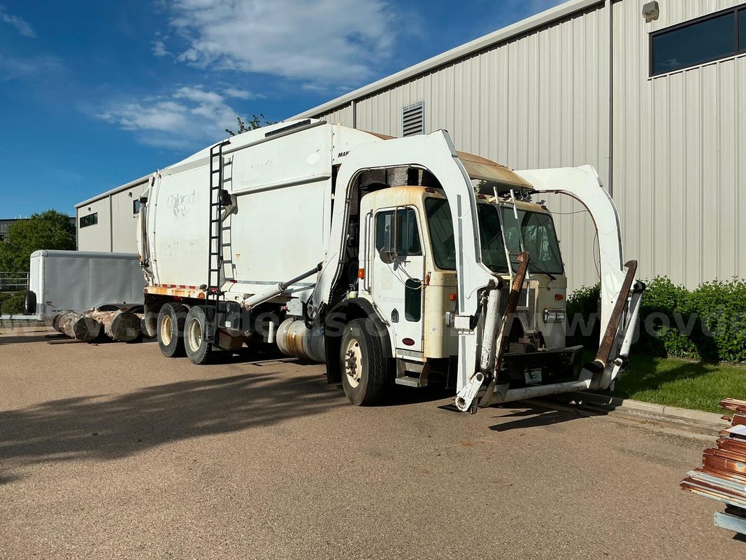 2011 Peterbilt 320 Mammoth Trash Truck