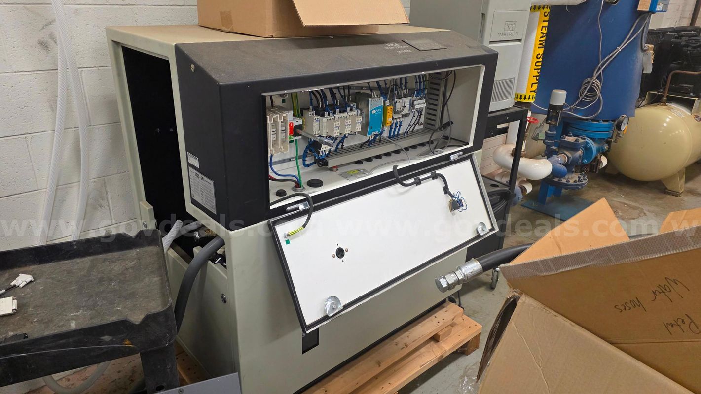 Instron 8874-compact tabletop bi-axial servohydraulic testing system